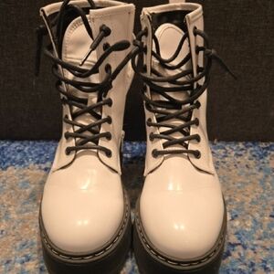 Steve Madden White Lace-Up Patent Leather Combat Boots Size 9